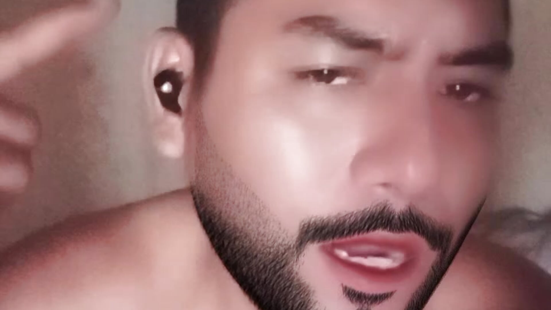 1000031701 – video modela na kameri TellingTransom