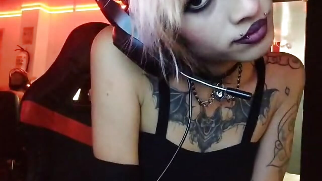 Acá grabandome antes de jugar lolcito u.u - video di Nikoouwu modella di cam
