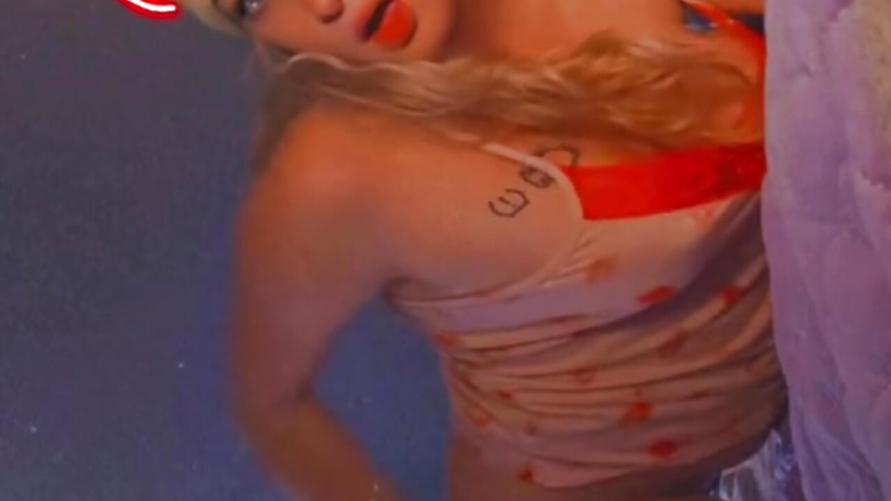 Im all that, & a bag of flaming hot chips! - video od modelky/modela Milf-N-Kookies