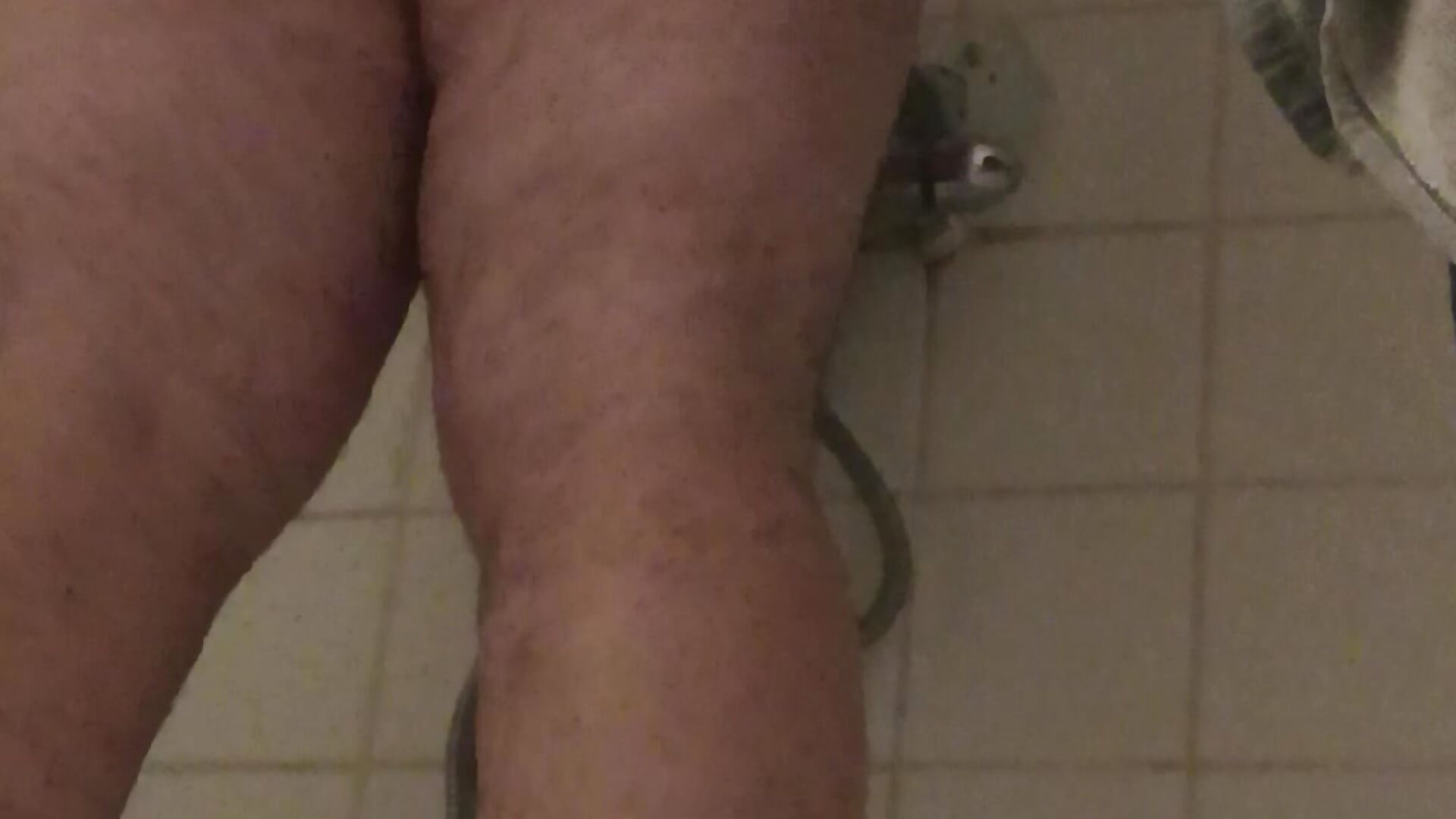 Sous la douche viens me maté