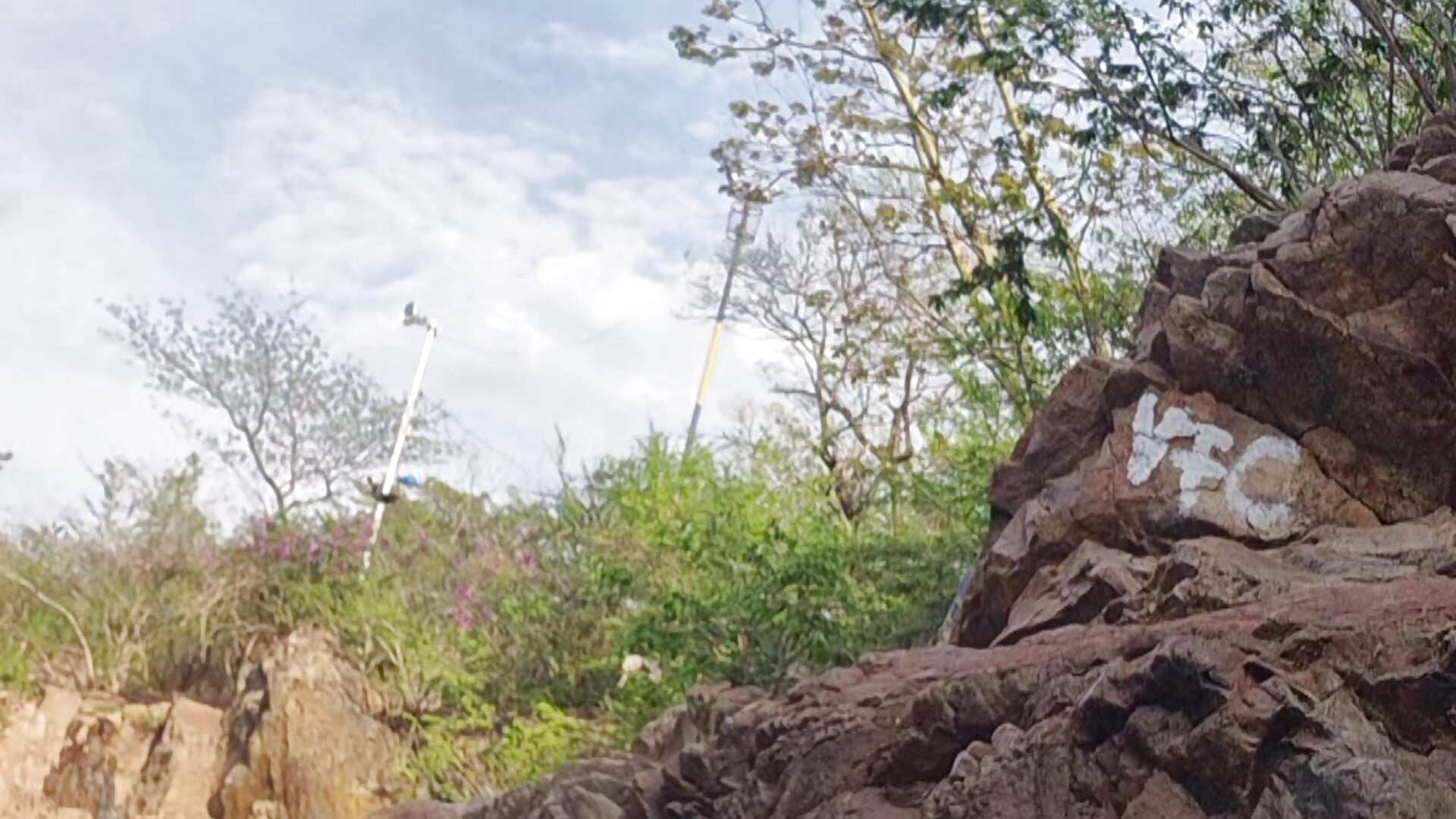 Naked in the green river - video oleh model kamera Angela_Sophie