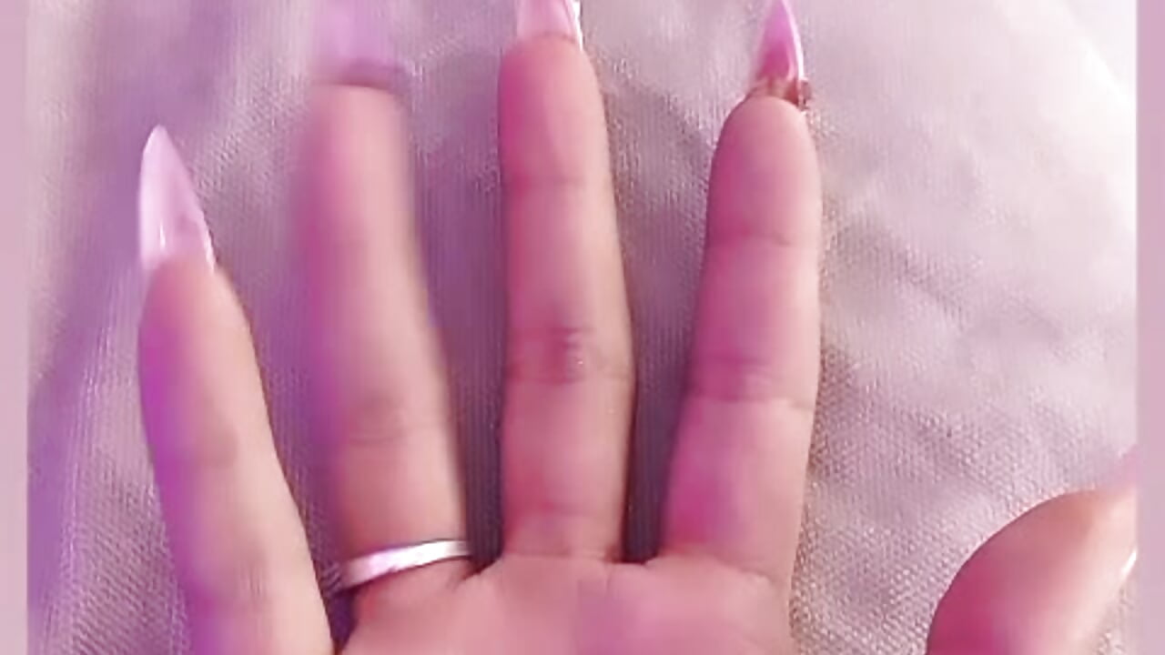 Beautiful nails and hands perfect for masturbate - відео від вебкаммоделі AliDiaz_