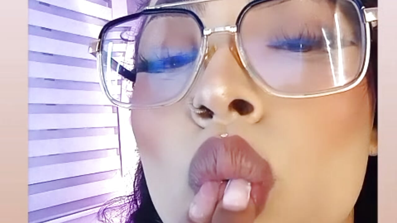 Can you imagine my fingers in your mouth, wet like this? - відео від вебкаммоделі AliDiaz_