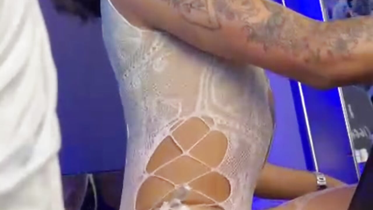 She doesn’t need to say a word; her silence already owns the room. - відео від вебкаммоделі AliDiaz_