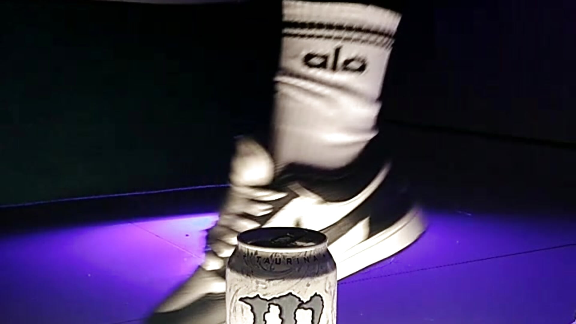 Crushing cans - aleya_bliss adlı kamera modelinin videosu