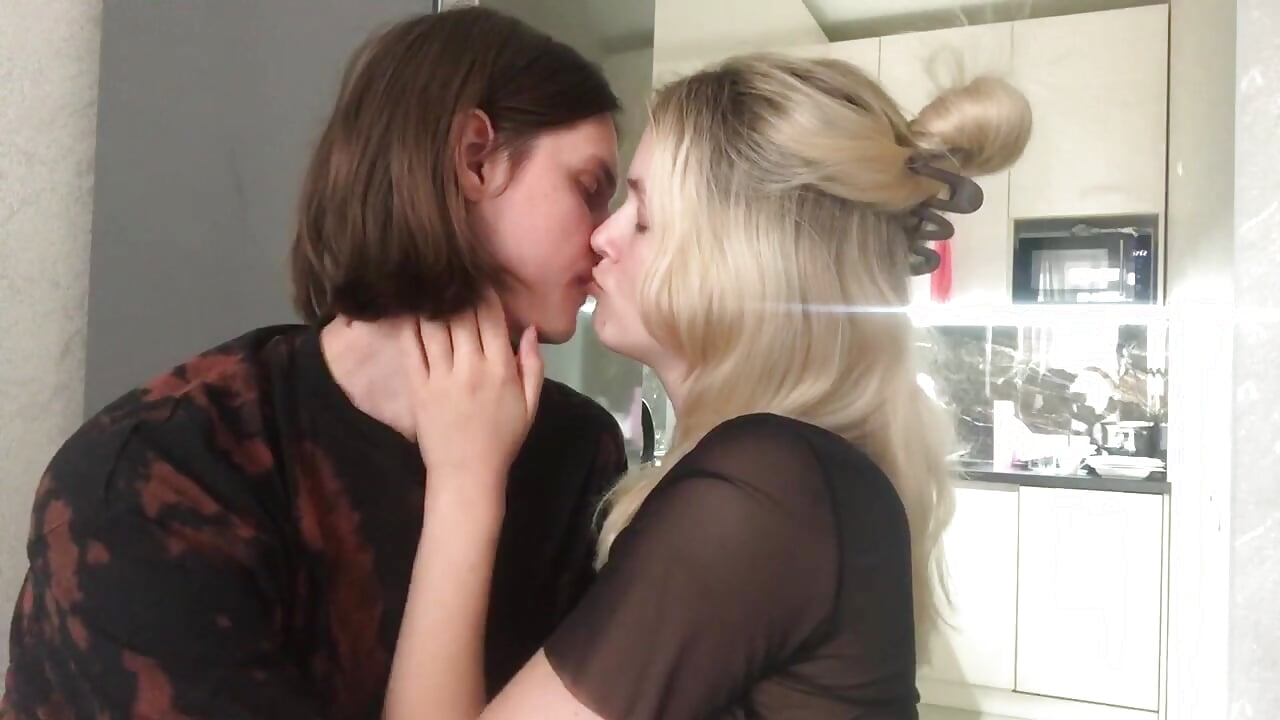 kisses:heart: - video by amandatalk cam model