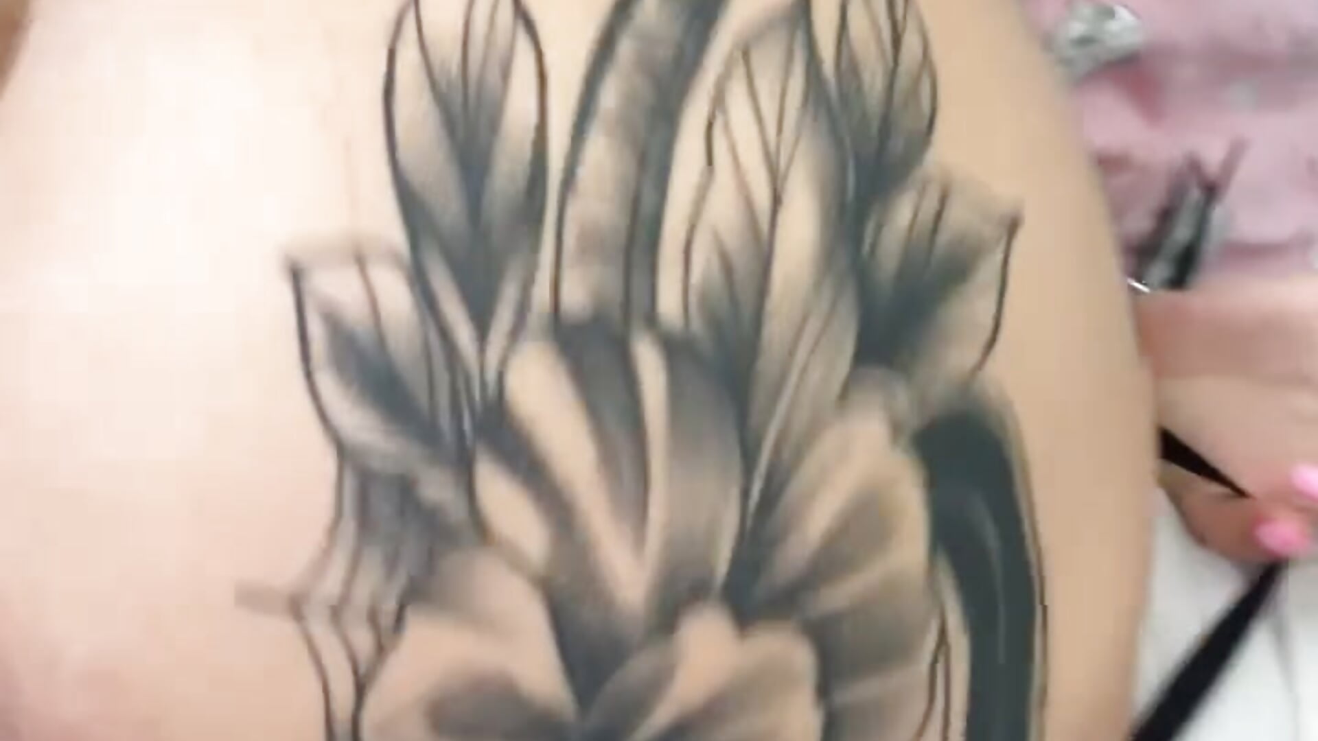 My juicy tatted ass shaking 🥰