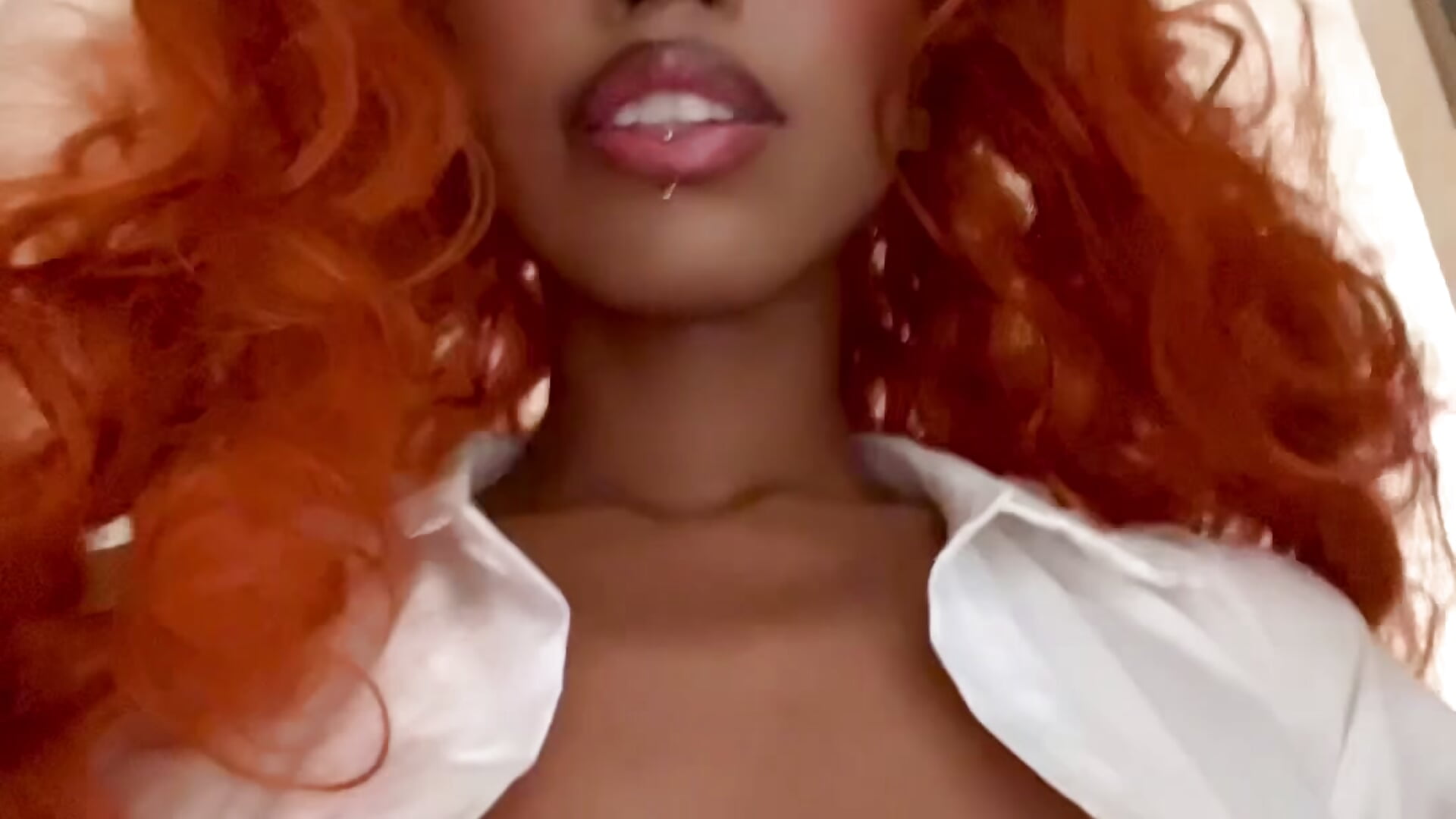 Showing u two nice gifts at once….－カメラキャストのElaisaprincessの動画