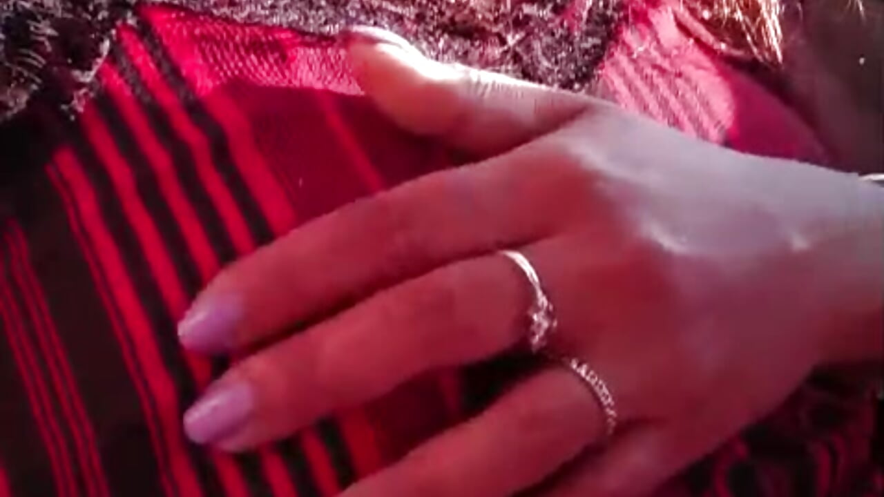 Fazendo carinho no biquinho do peito pra rlxar na viagem - video by Pantaneirasexy cam model