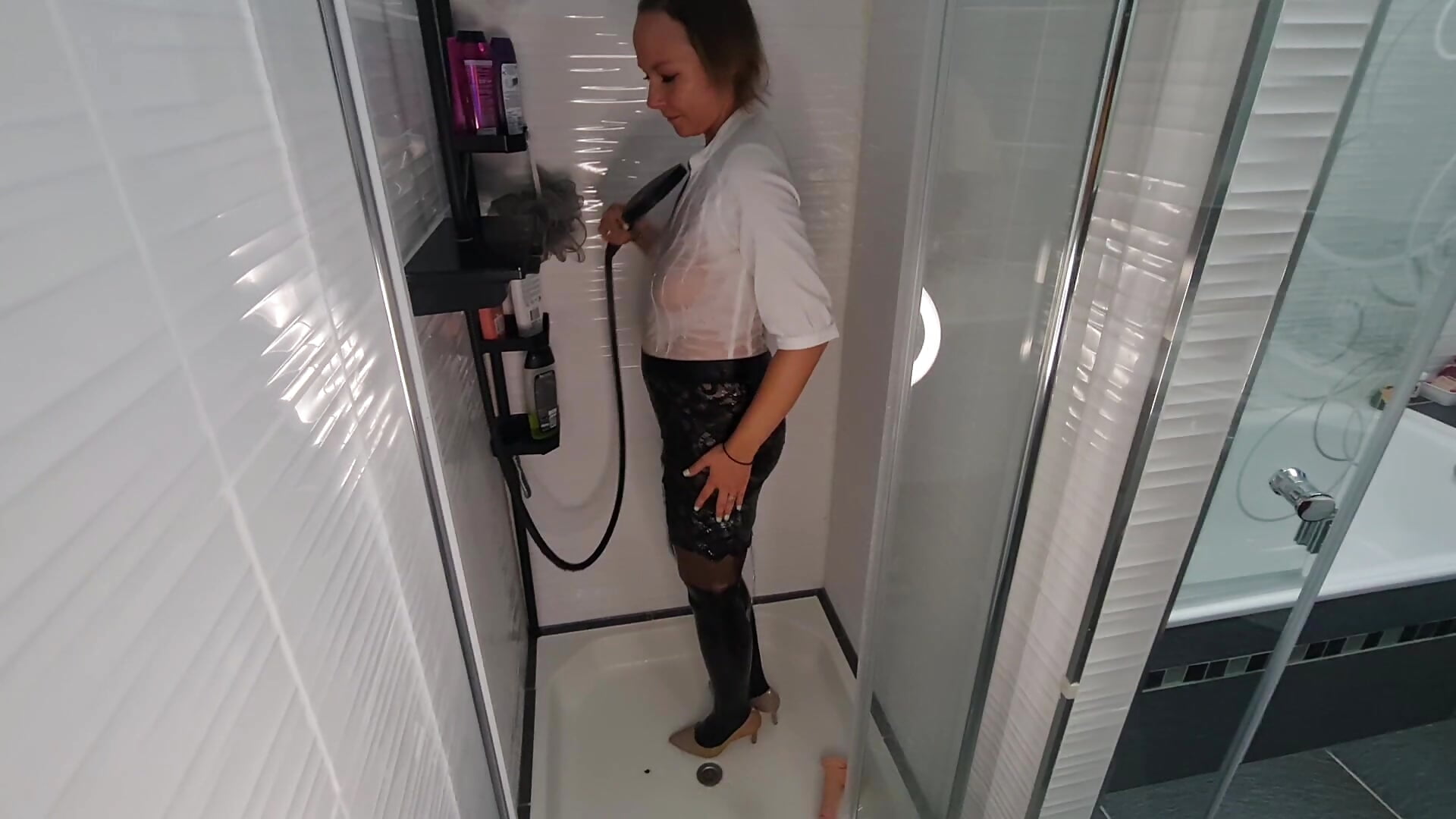 26) Business Fuxy im Büro-look mastubiert in der Dusche für dich! - video by Fuxy-love69 cam model