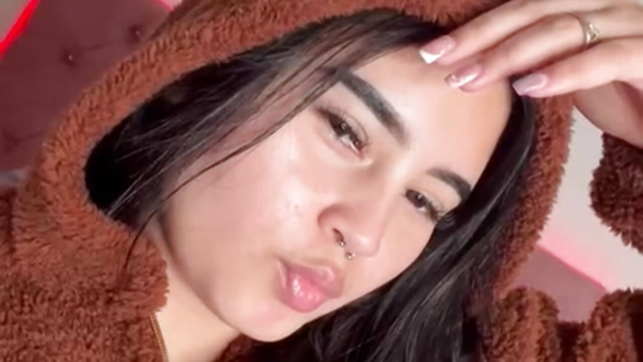 kiss me baby 🥵🥰🙈💋 - video của người mẫu cam _Emma_whiitee_
