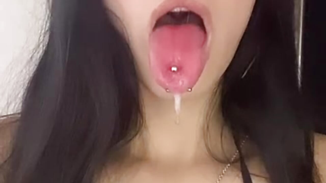 I want to play with my mouth on your delicious cock, spill a lot of saliva and fill my entire throat – видео вебкам-модели TayylorSexx