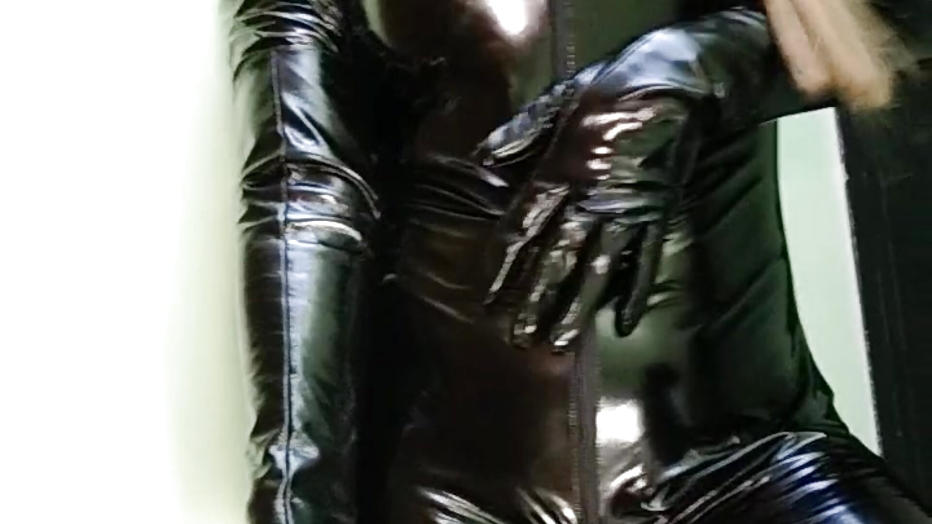 with each step i take, my  boots and the sound of my latex dominate you – video af aurora_cullen_ cam-model