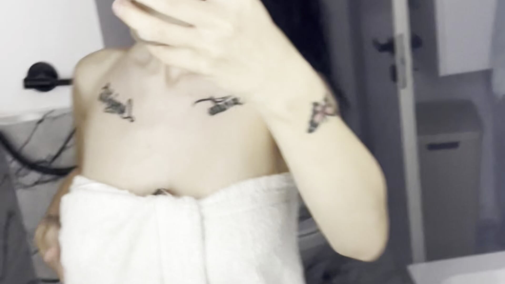 “ l bet you’re  curious  to see what ‘s  hiding under the towel.” - Celine_Roxelle 캠 모델의 동영상