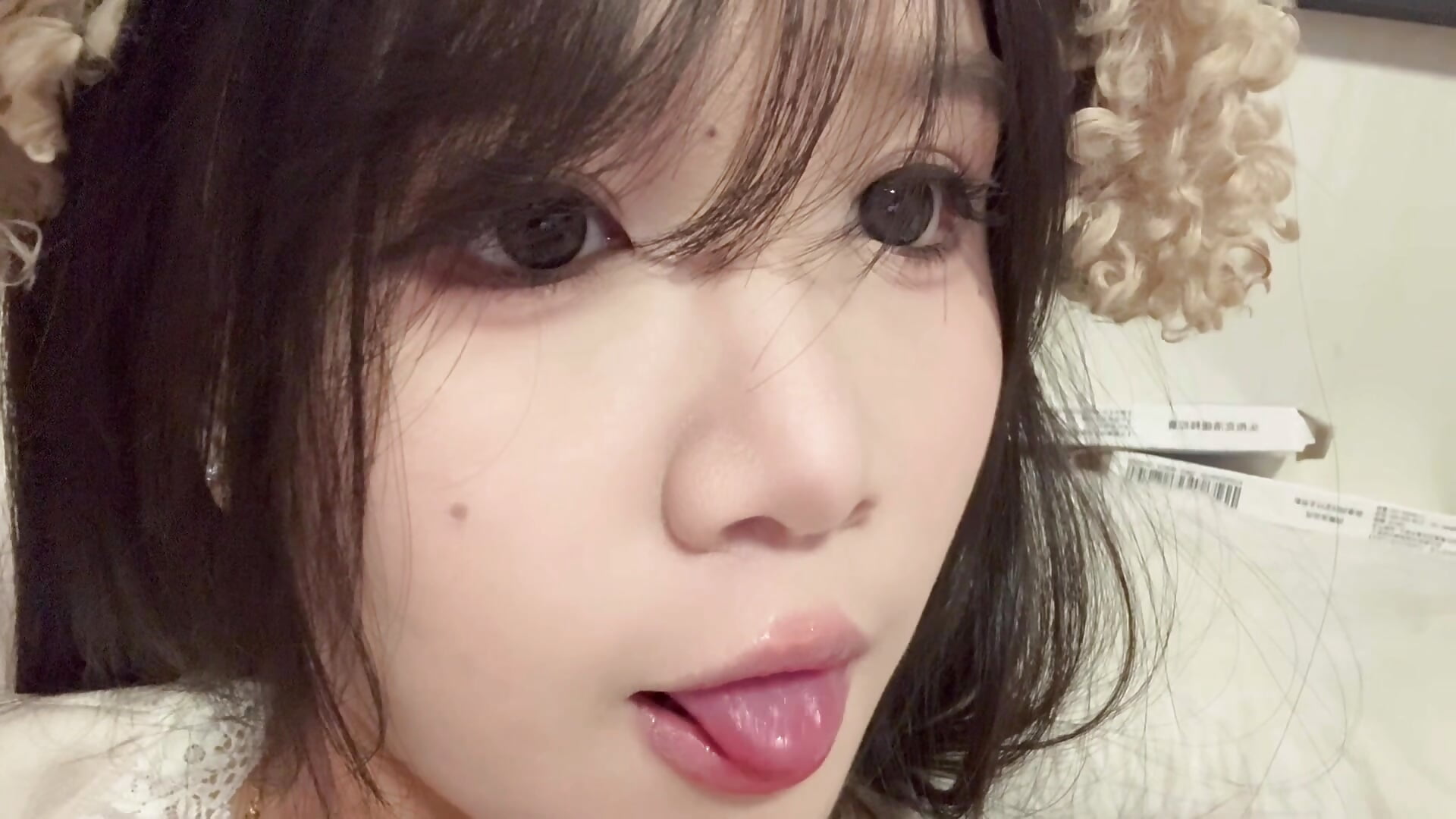 吐舌头 - video by xixi_baby66 cam model