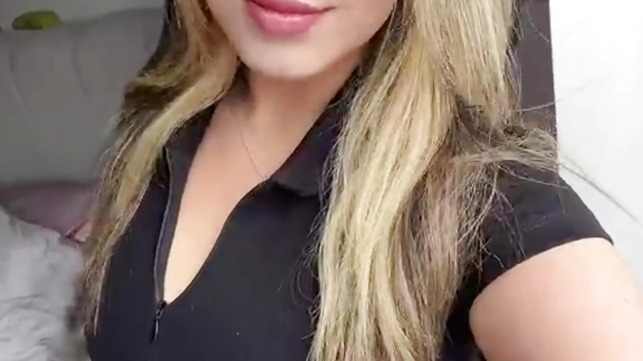 My lips are dry, would you help me moisten them? 💋💗 - video by Cloee_Rainbow1 cam model