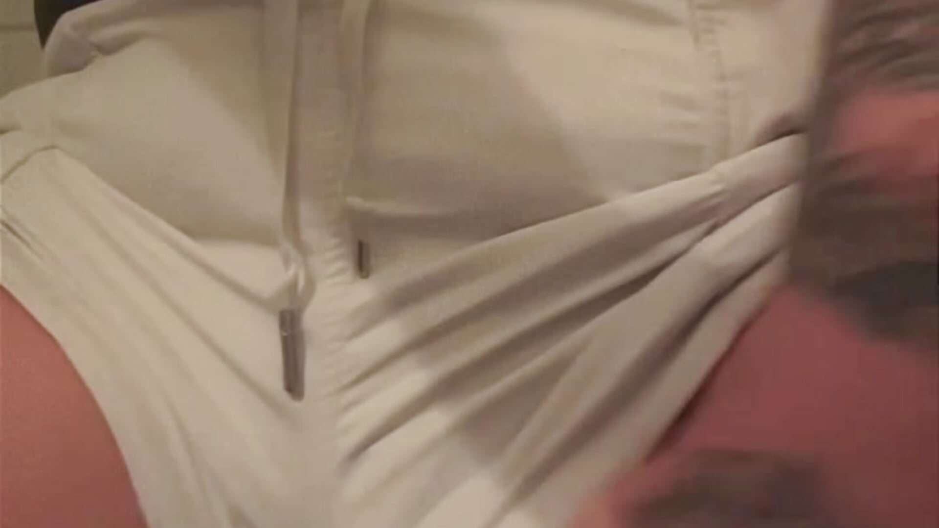 Fucking my super wet pussy with shorts pulled aside – video od webkamerové modelky juicyfruitsxxx