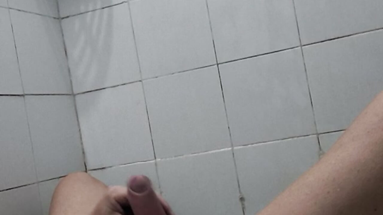 Masturbation NU (e) allongé sous la douche