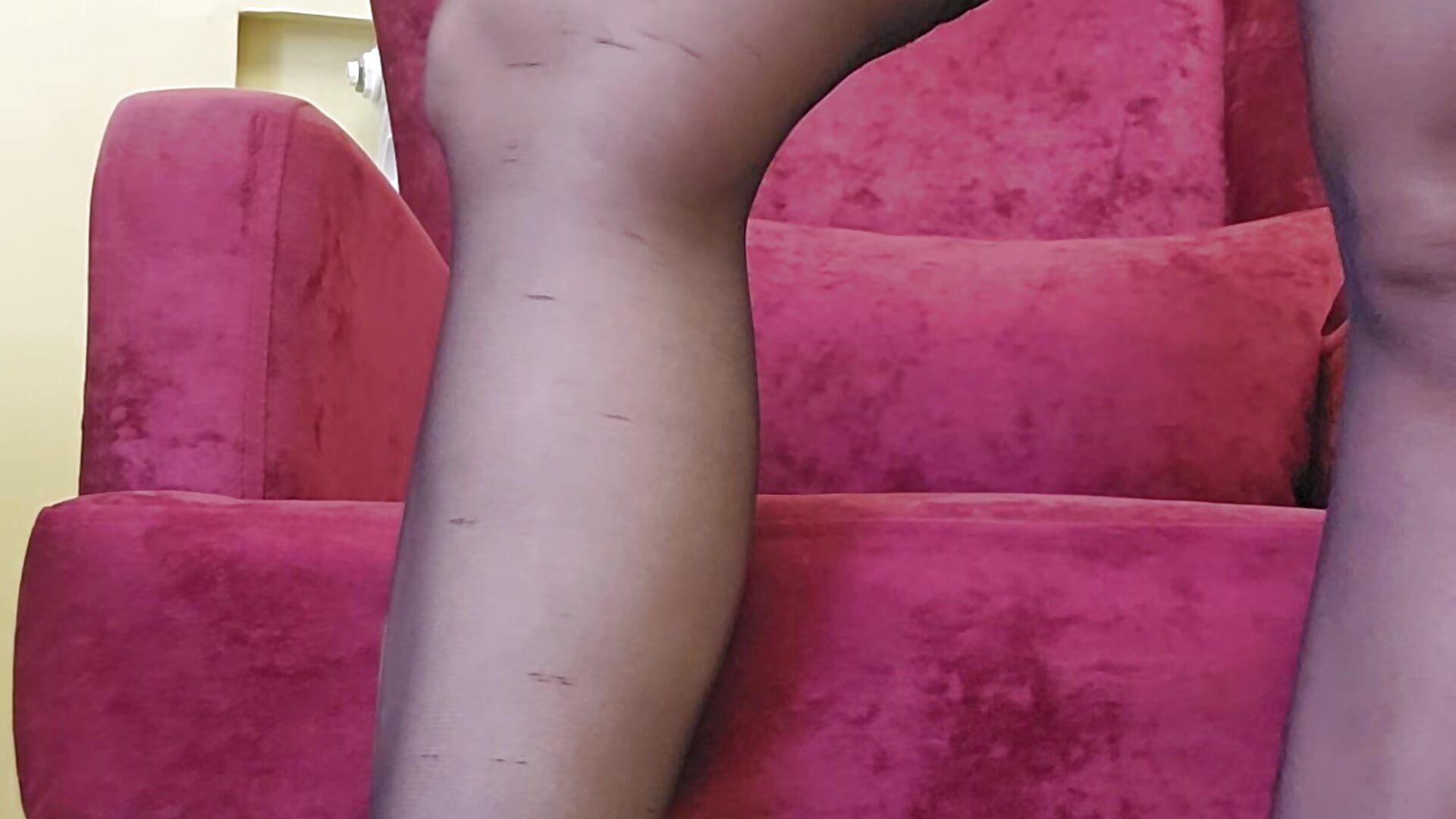 Bow down and worship this backside in stockings. You’re a pathetic nothing compared to me. - 視頻來源： FetishLady89