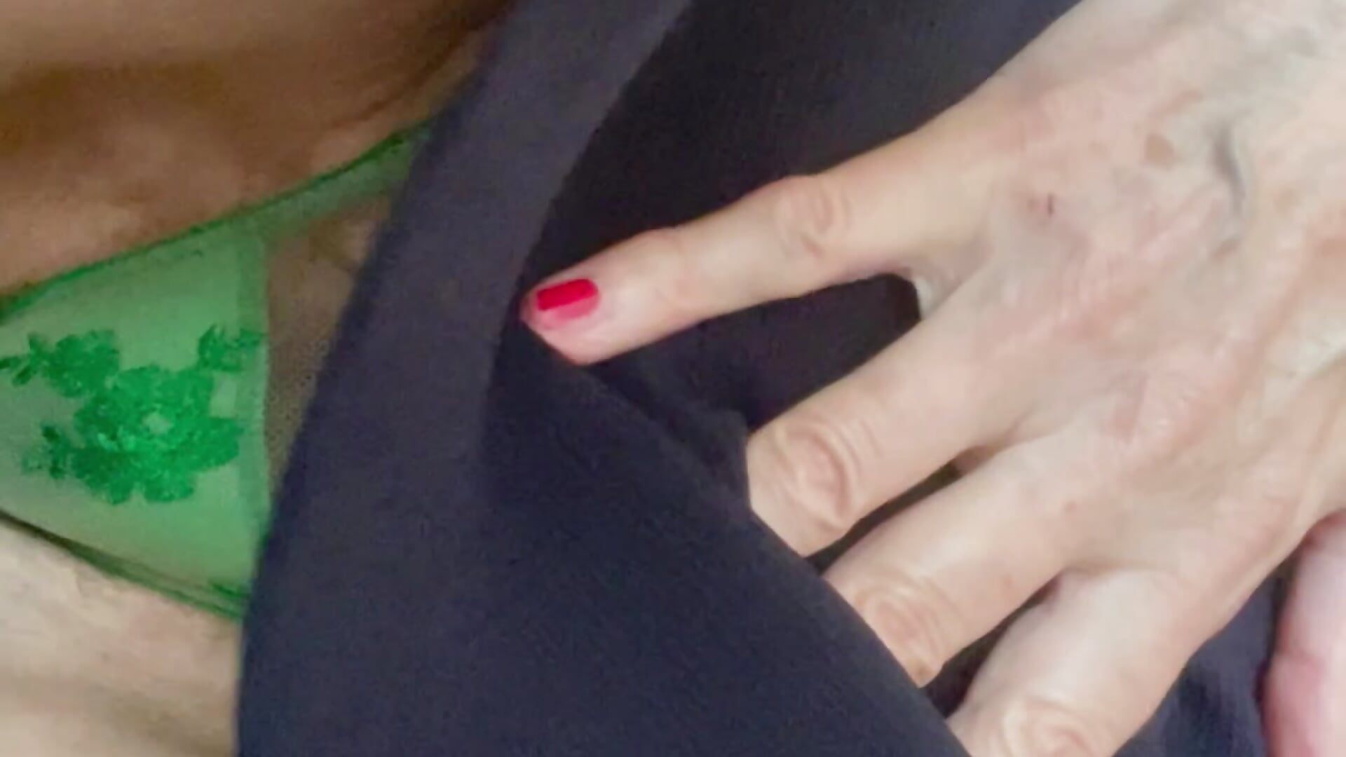 en bourgeoise, je me caresse - vidéo du modèle de showcams Bourgeoisex