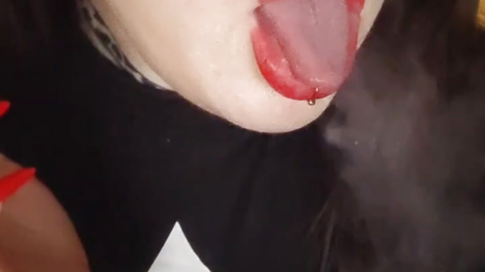 I'm smoking on you, my bitch... – video od webkamerové modelky lola_chi