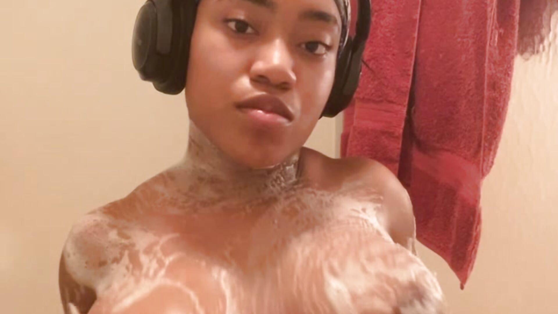 Bouncing my soapy tits🧼💦