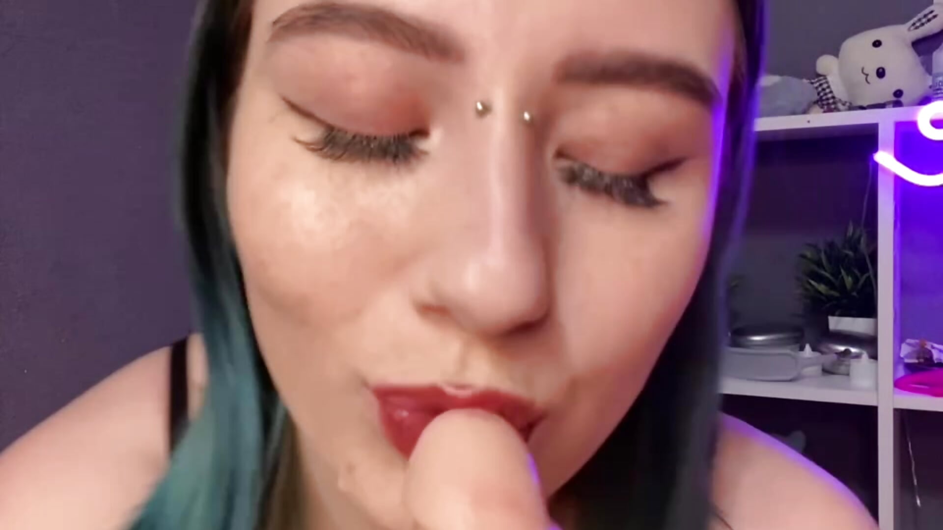 2 minutes of dildo sucking