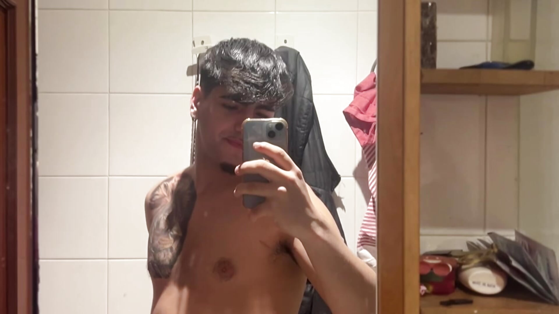 hot young boy in front of the mirror hard and naked for you🍆🔥