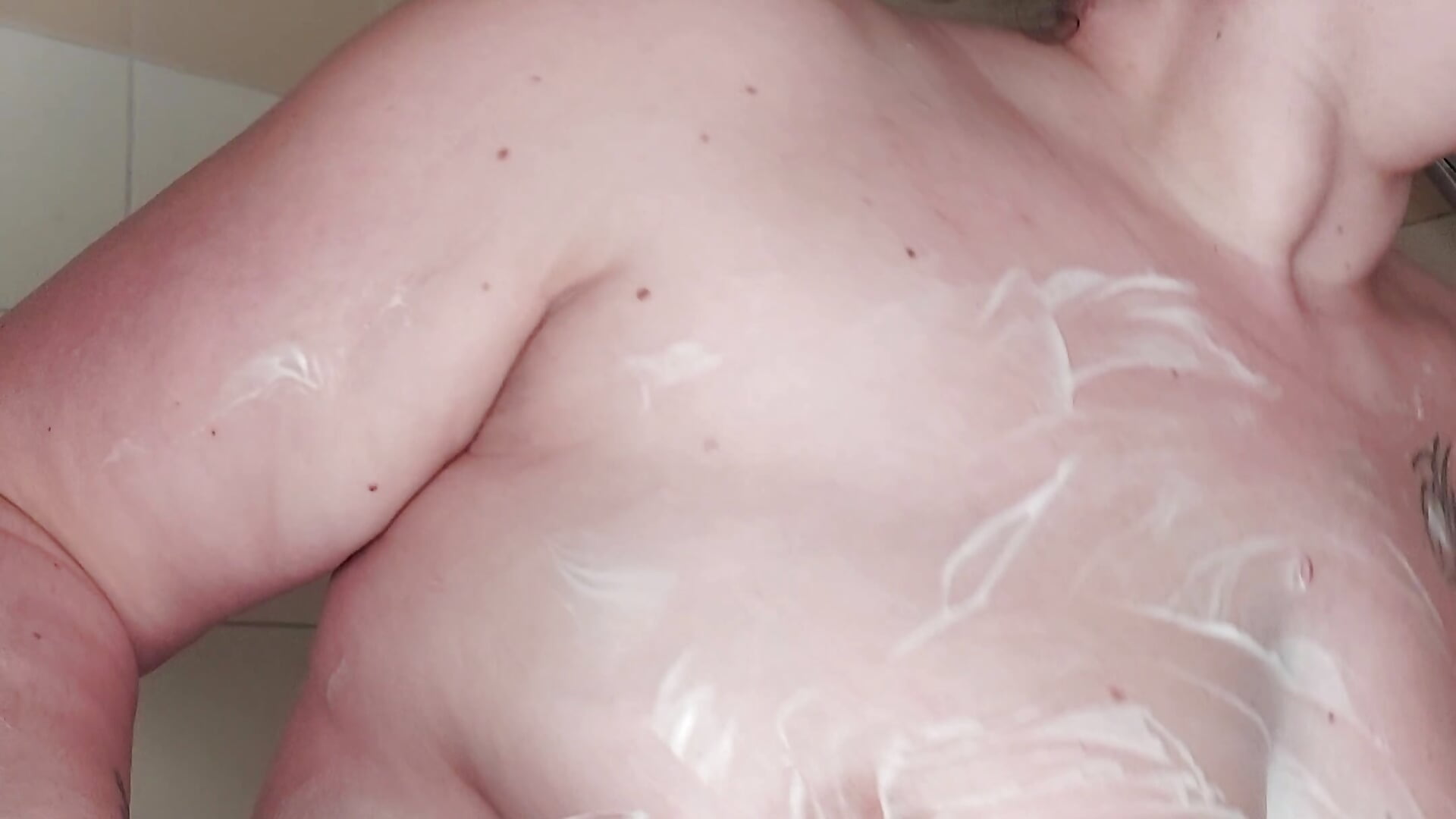 Soap my 🍒 under the shower💦🚿 - فيديو من justtess موديل الكام