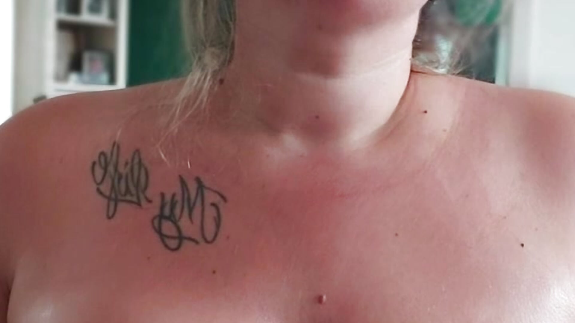 Oil boobs 💦🫦 - vídeo de justtess modelo de câmara