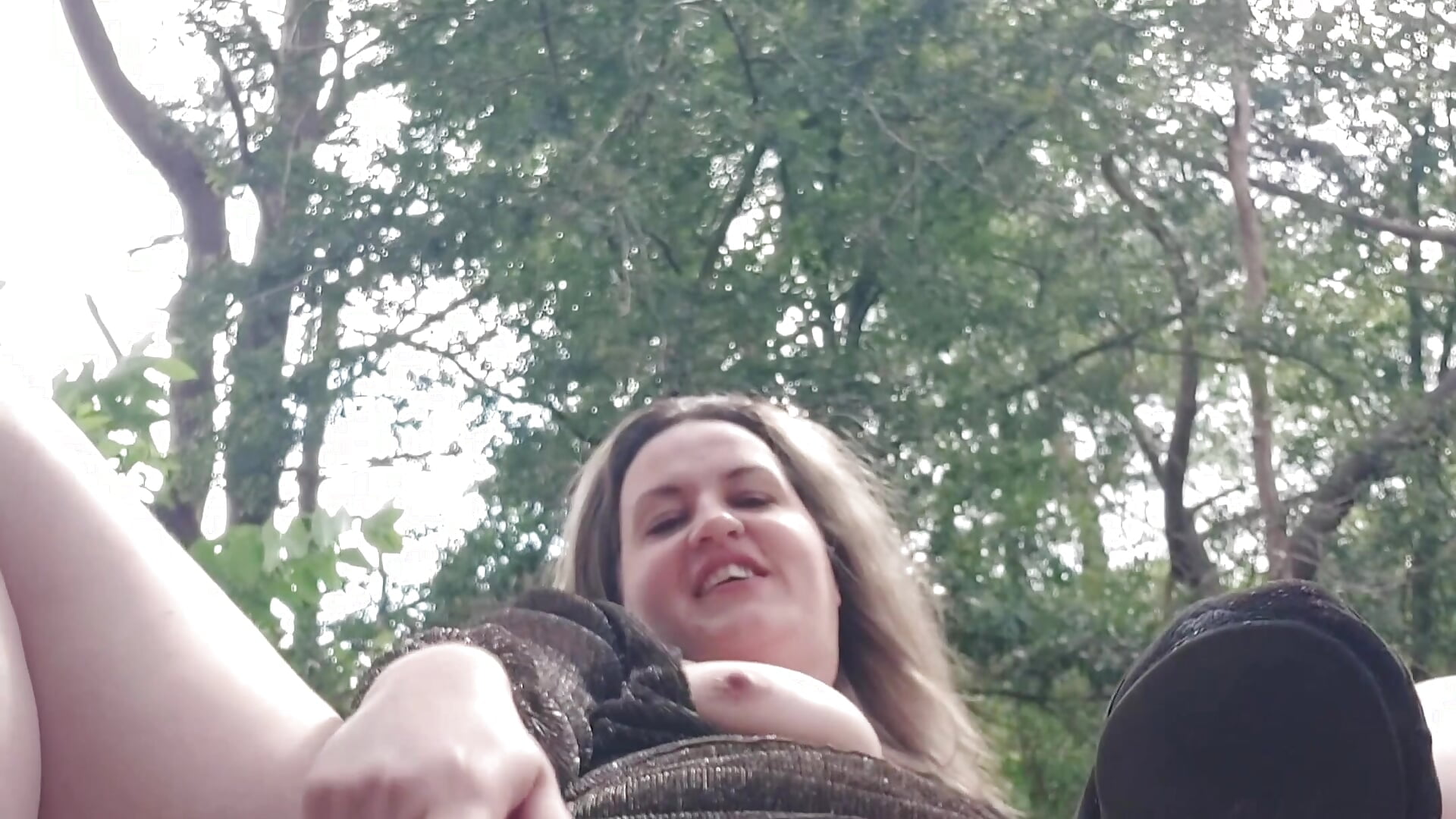 Risky Public Outside squirting 💦 - vídeo de justtess modelo de câmara