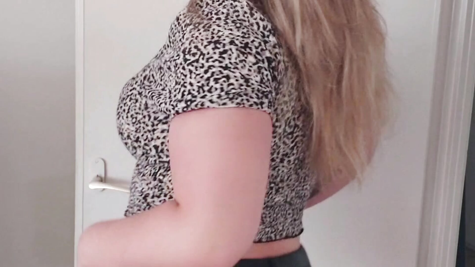 What do I wear under my motorcycle pants? 🔥😈 – video od webkamerové modelky justtess