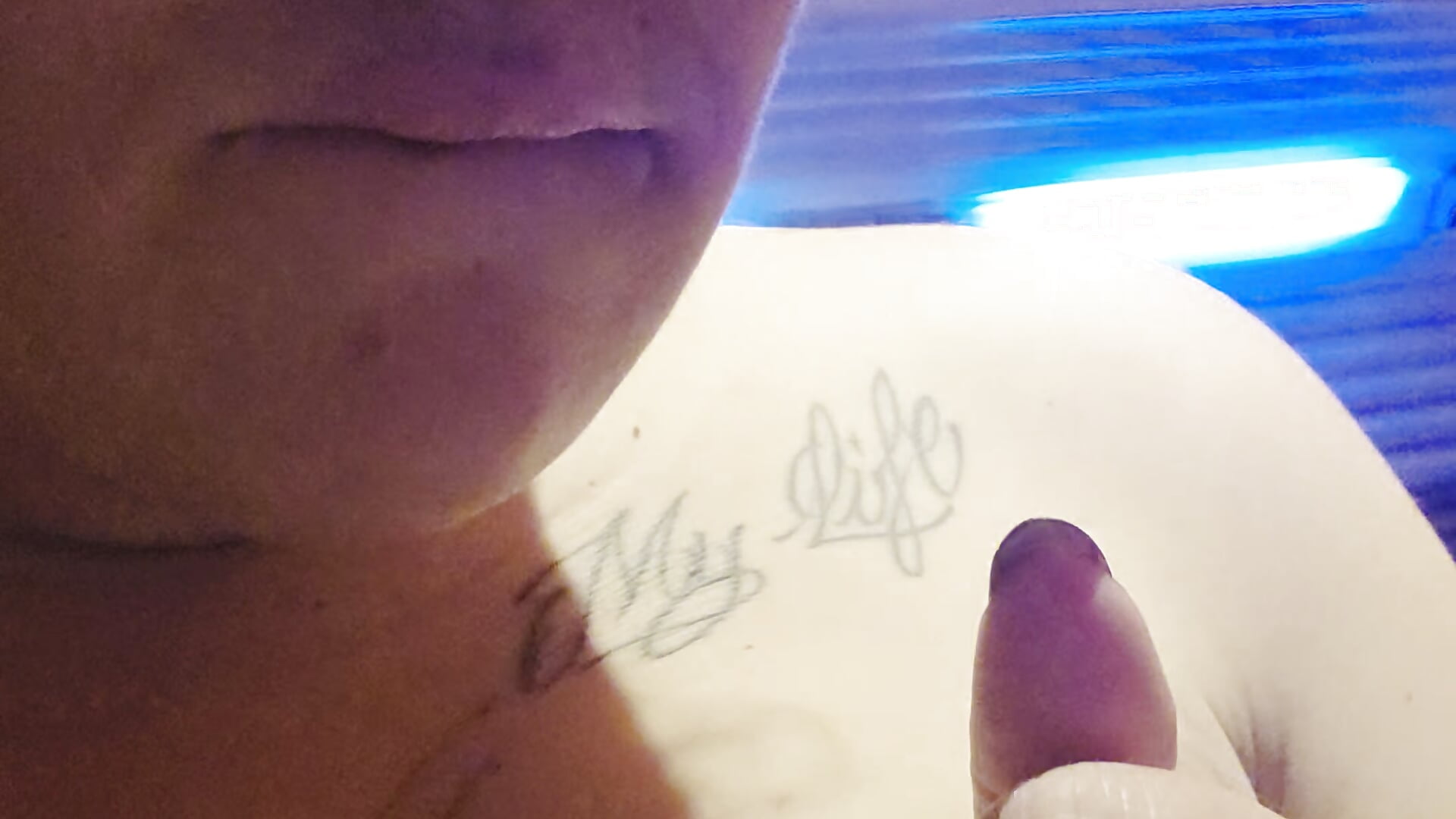 Teasing in public sunstudio 😈 - video van justtess cam-model