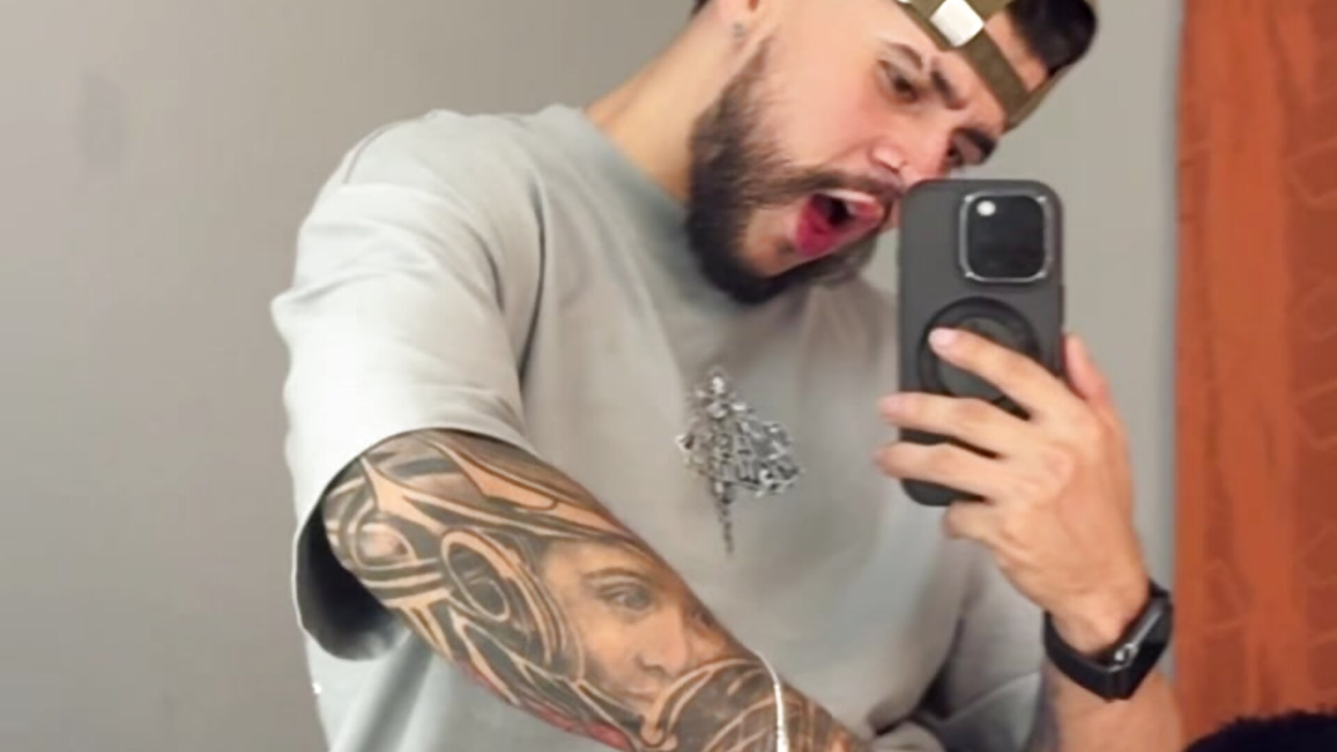 Take my cock out and whip it in your face!🍗