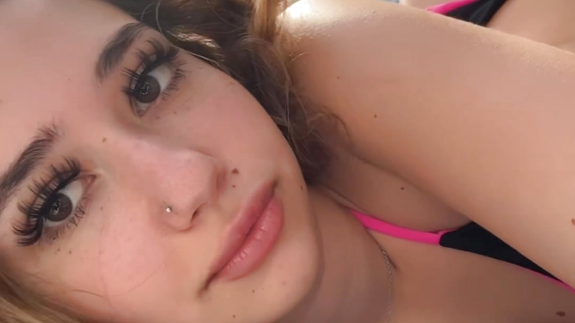 f2e1c8aab9a147c9b42ee9d64791db40 - video av angelicasn0w cam-modell