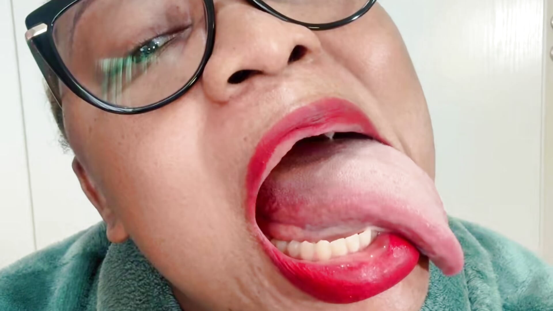 FragmentVideo_103625,597020 - video by VixenRoyaleX cam model