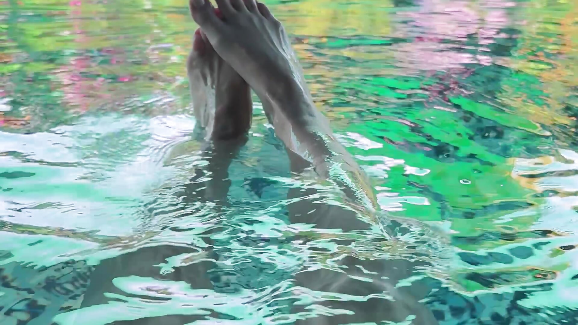 Feet in swimming pool 🦶－カメラキャストのlunaloveleeの動画