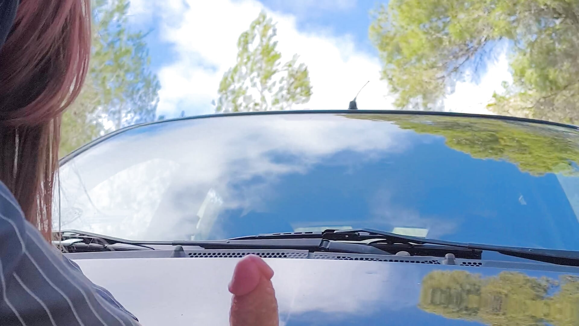 Playing with a dildo outdoors 💦 squirting on a car 💦 - video di Mona_Plus modella di cam