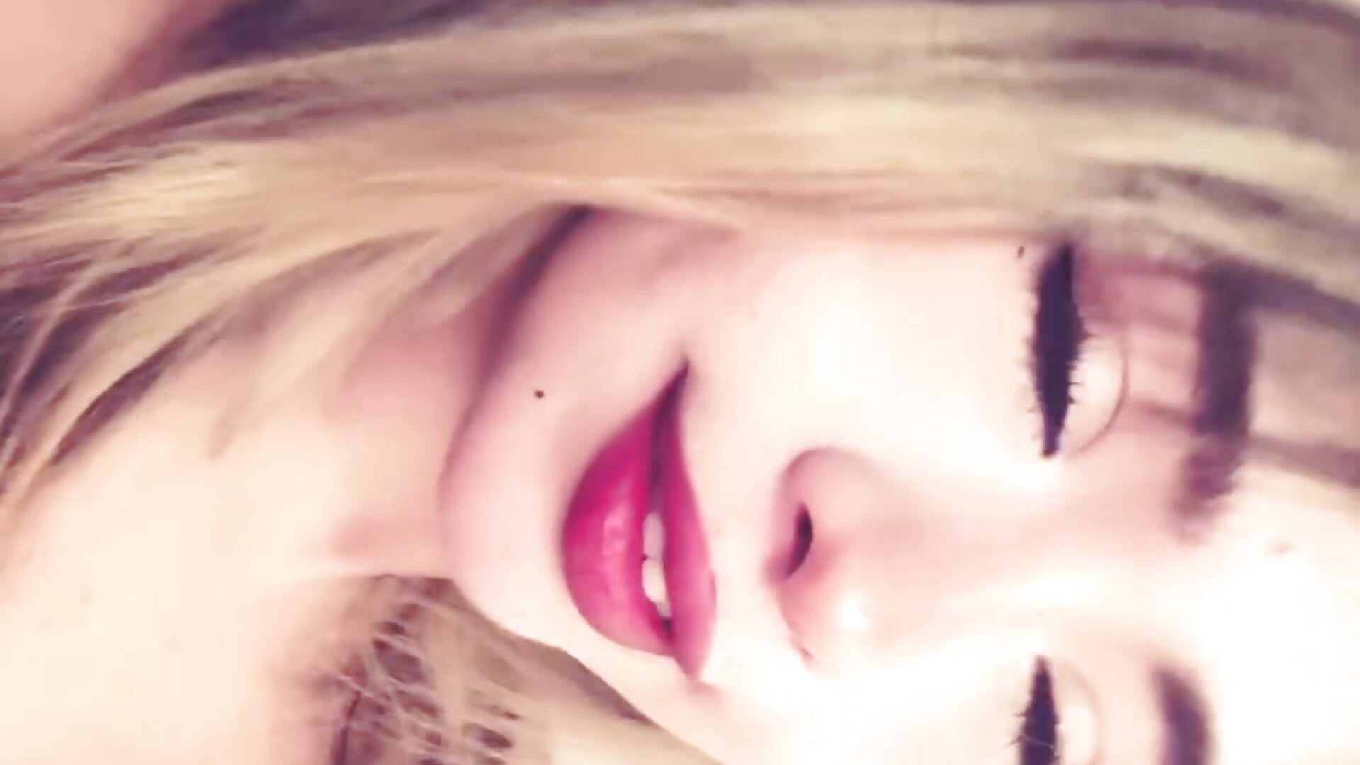 “Your favorite distraction is online 💋” - Julieta_priv主播的视频