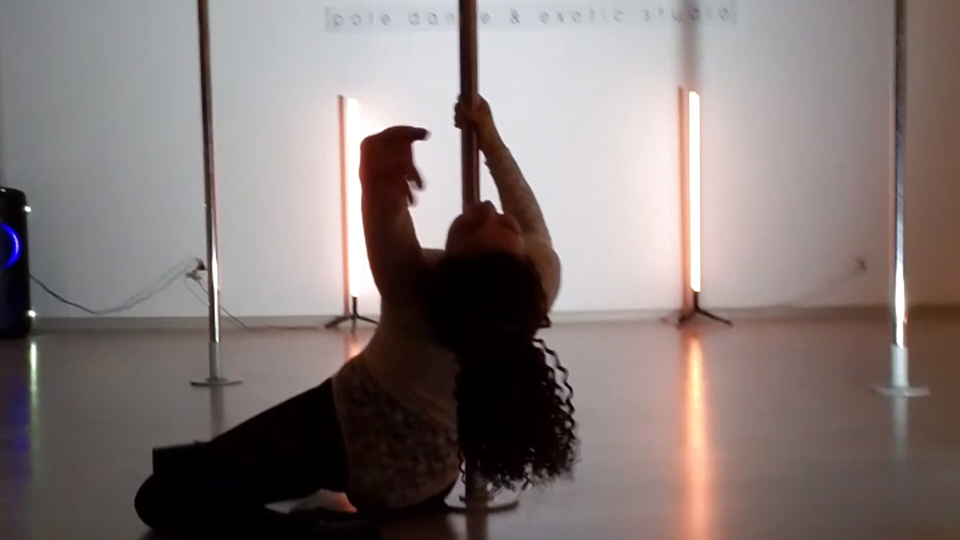 Pole dance in darkness - video di Marlan_Vagner modella di cam