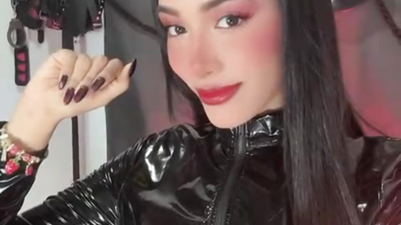 latex and red lips - video by Aleshkastone cam model