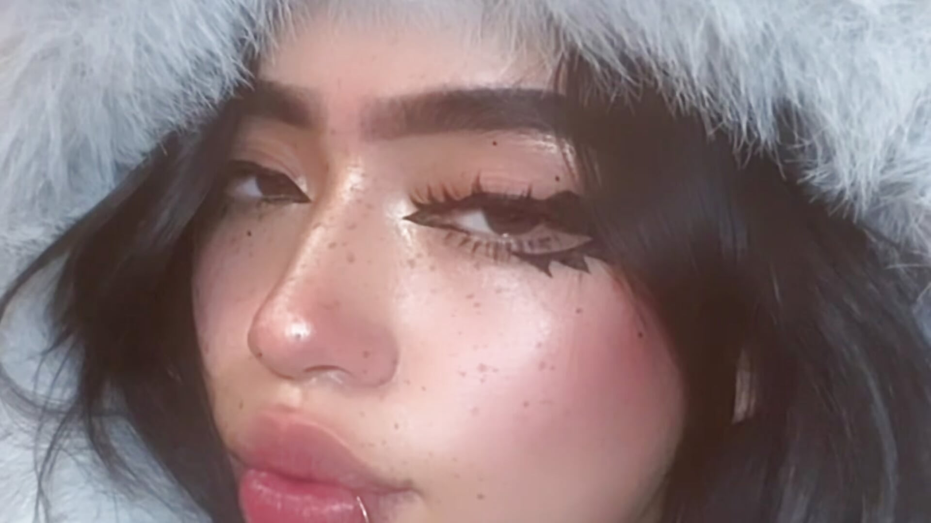 🐺 - Anni_acker_b adlı kamera modelinin videosu