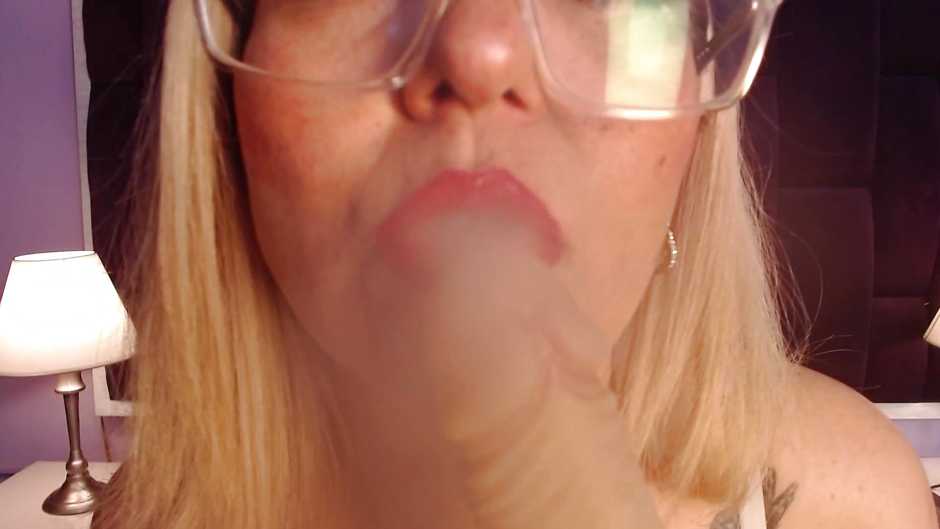 Smoke with me ❤ - Azaahara_ adlı kamera modelinin videosu