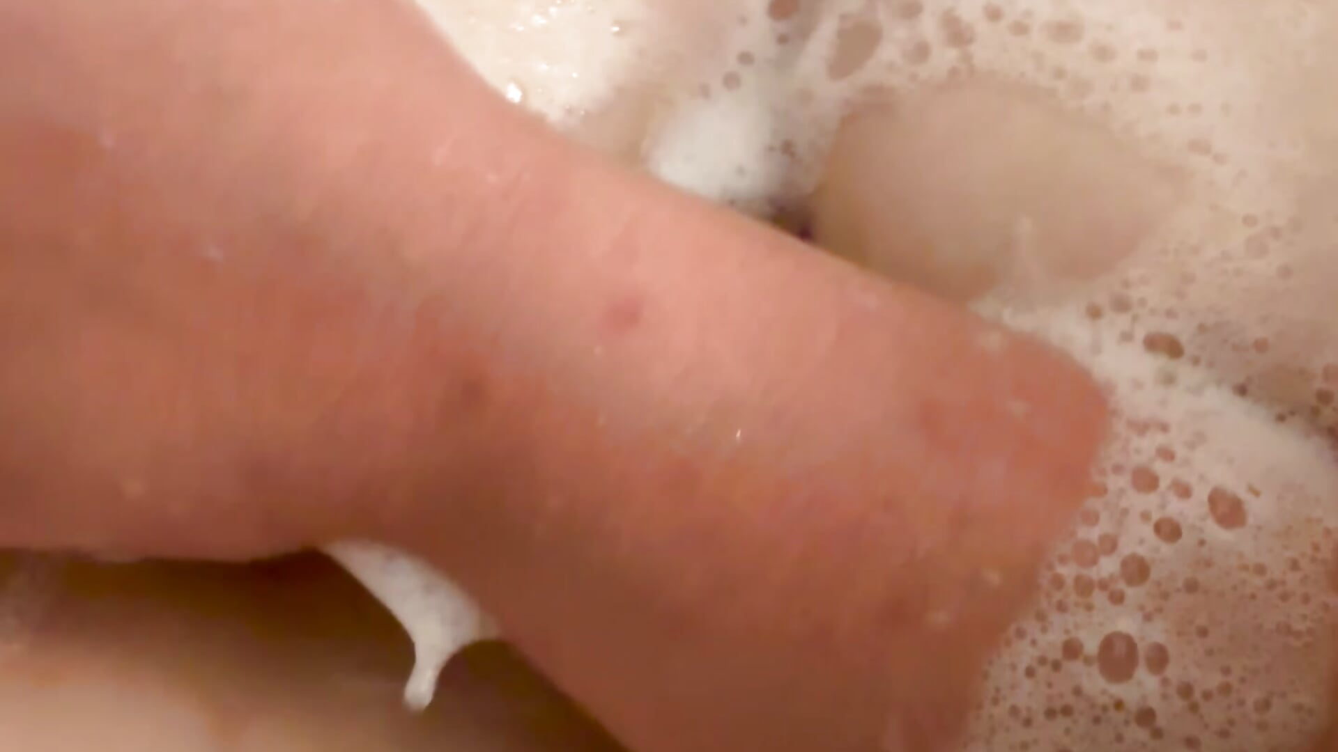 Shower play - video by GoingD0wn2gether cam model