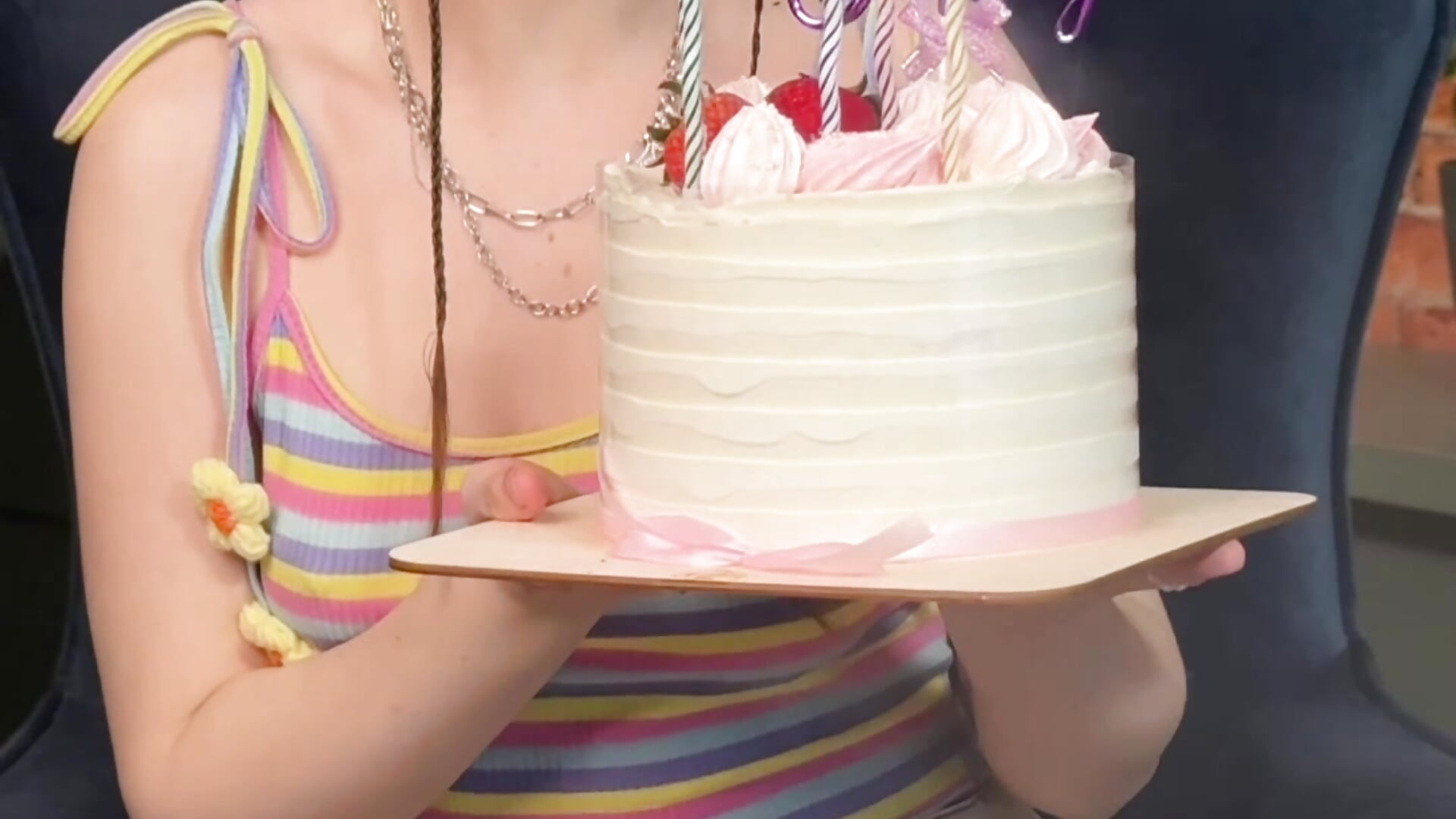 Tricky candles on my birthday – video od webkamerové modelky Sunny-Elly