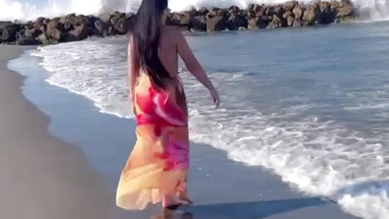 Enjoy the view 💖 playing with the sea 🌅 - video by Ivanna_West cam model