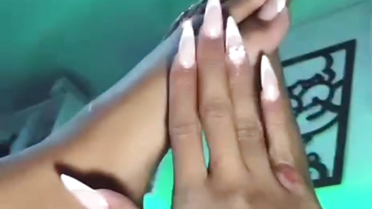 beauty enters through the hands and feet - วิดีโอโดย cherry_crushx โมเดลแคม