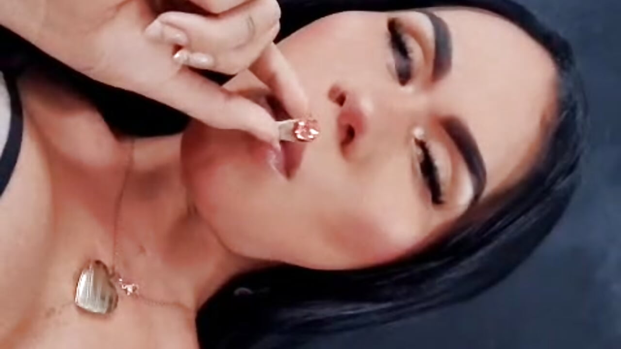 Kisses<3 - video by Iris_Gill cam model