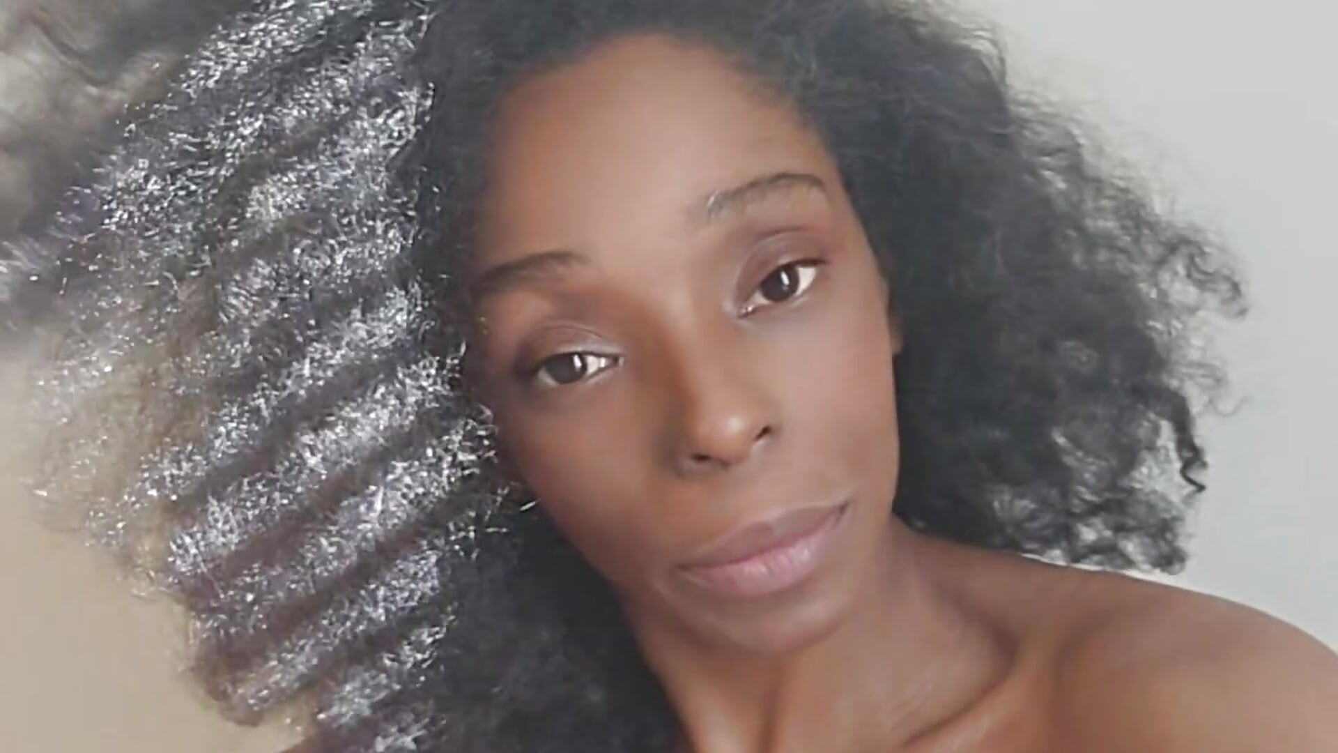 Sexy Natural Ebony Hair at It's Finest - vídeo de la modelo de cam TheSophiaMorgan