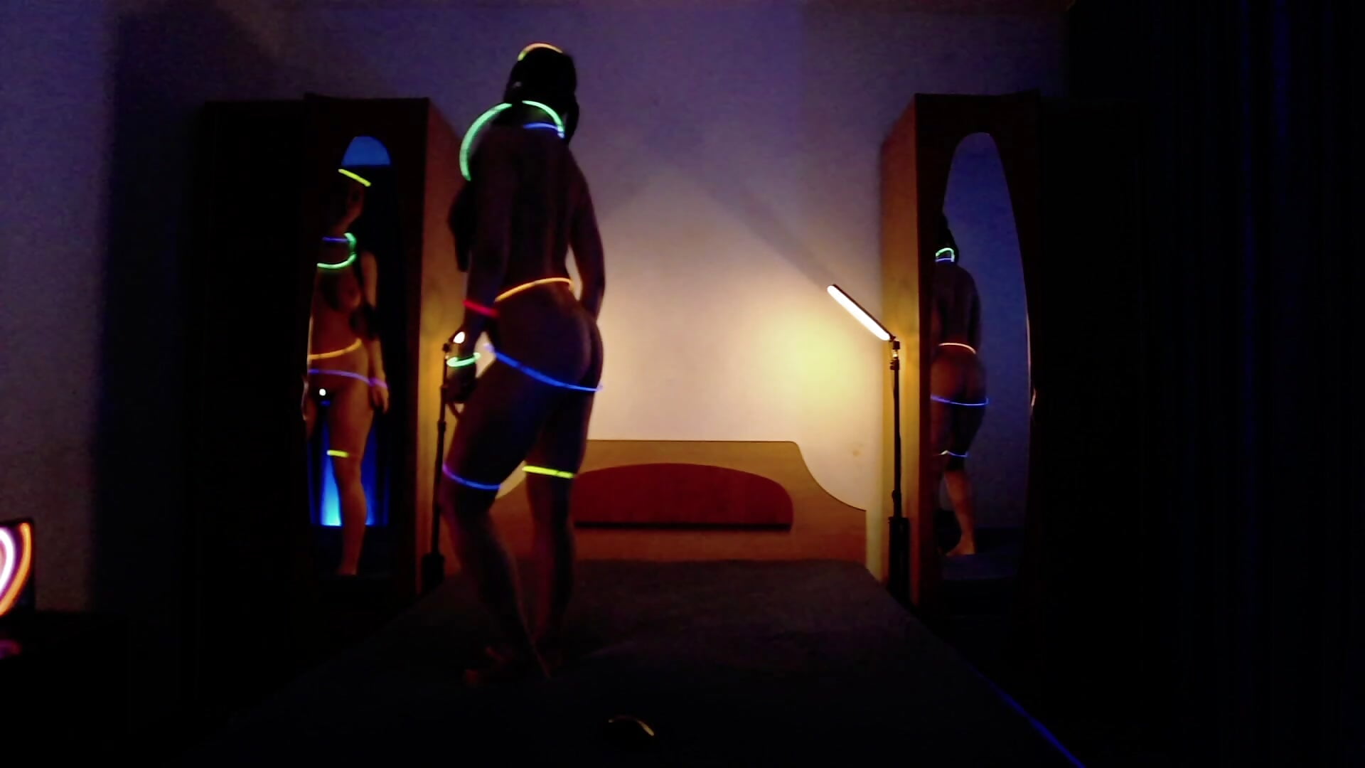 NEON PARTY 2 - video oleh Within__Temptation kamera model